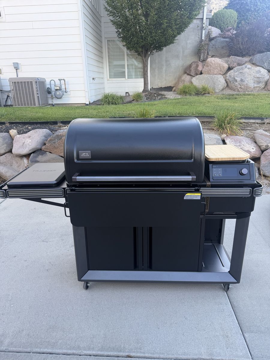 Traeger Timberline Pellet Grill XL with Cover - Black with WiFIRE Technology
