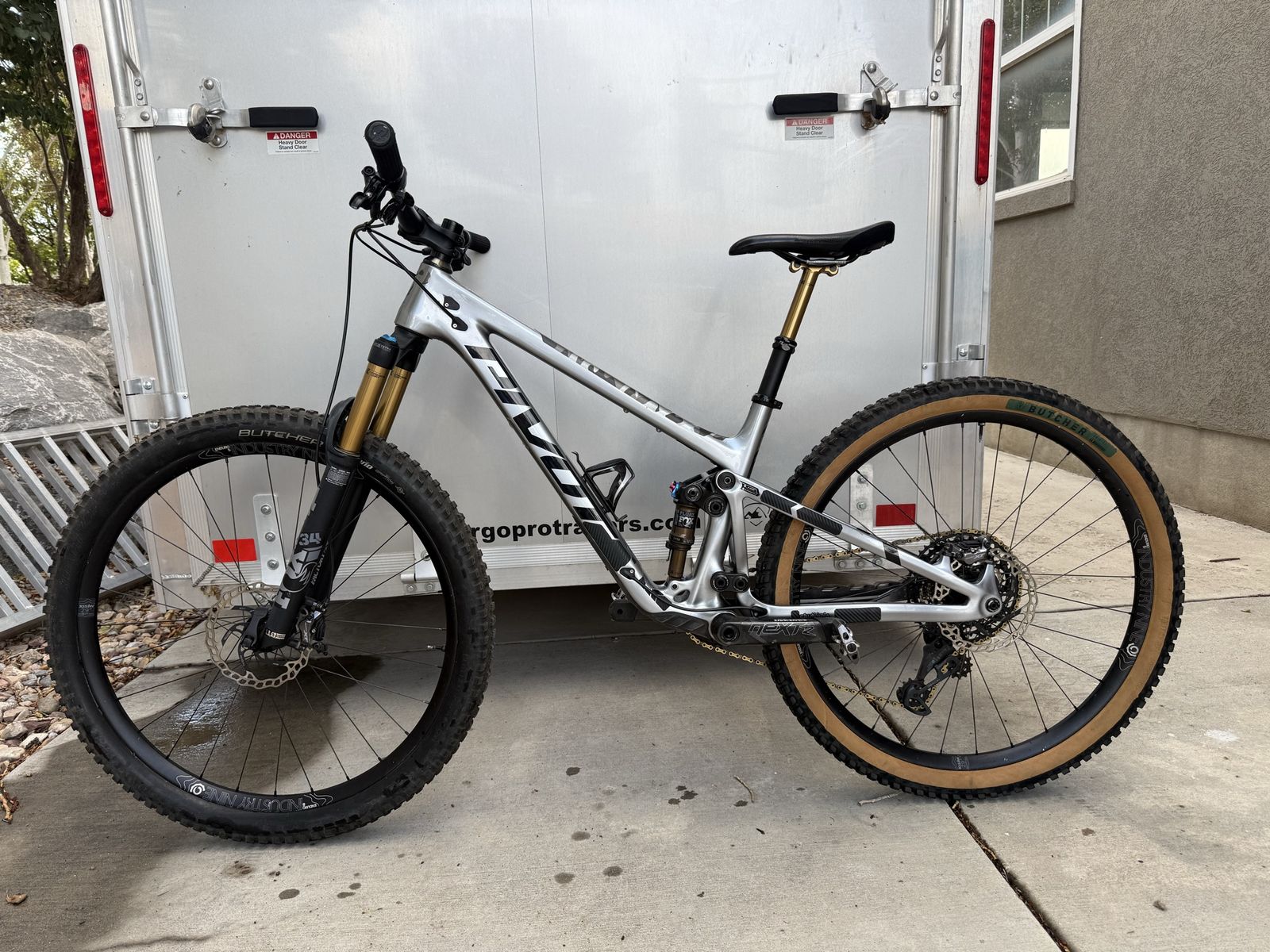 Pivot Trail 429 Mountain Bike - Size Medium, Upgraded Cranks & Derailleur, Hardly Ridden