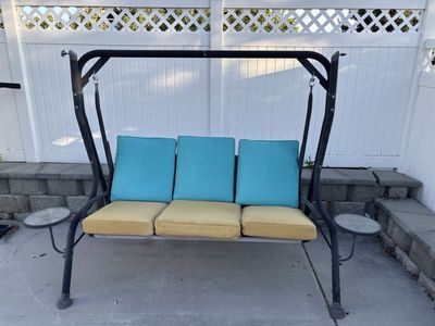 Outdoor 3-Seater Patio Swing with Side Tables - Sturdy Metal Frame, Weather-Resistant Cushions