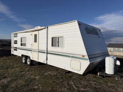 2002 Layton 27' Triple Bunk sleeps 9