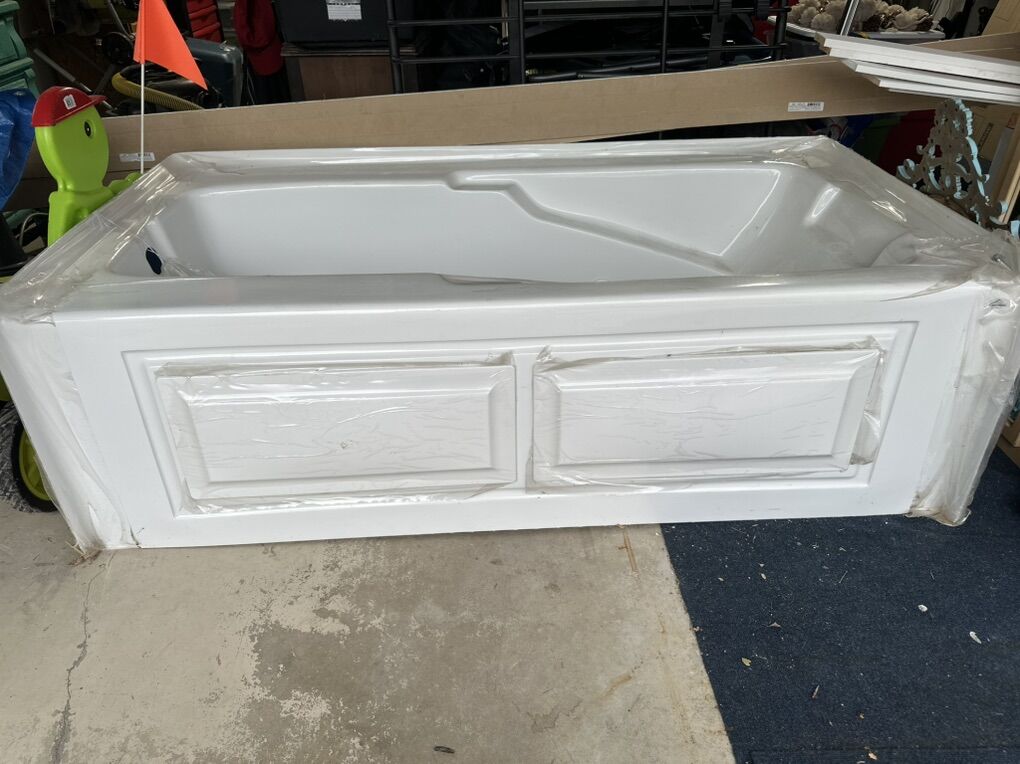 BRAND NEW Whirlpool Bathtub From Lowes