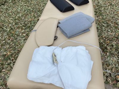 Master Massage Portable Massage Table – Excellent Condition – Carrying Case & Accessories Included