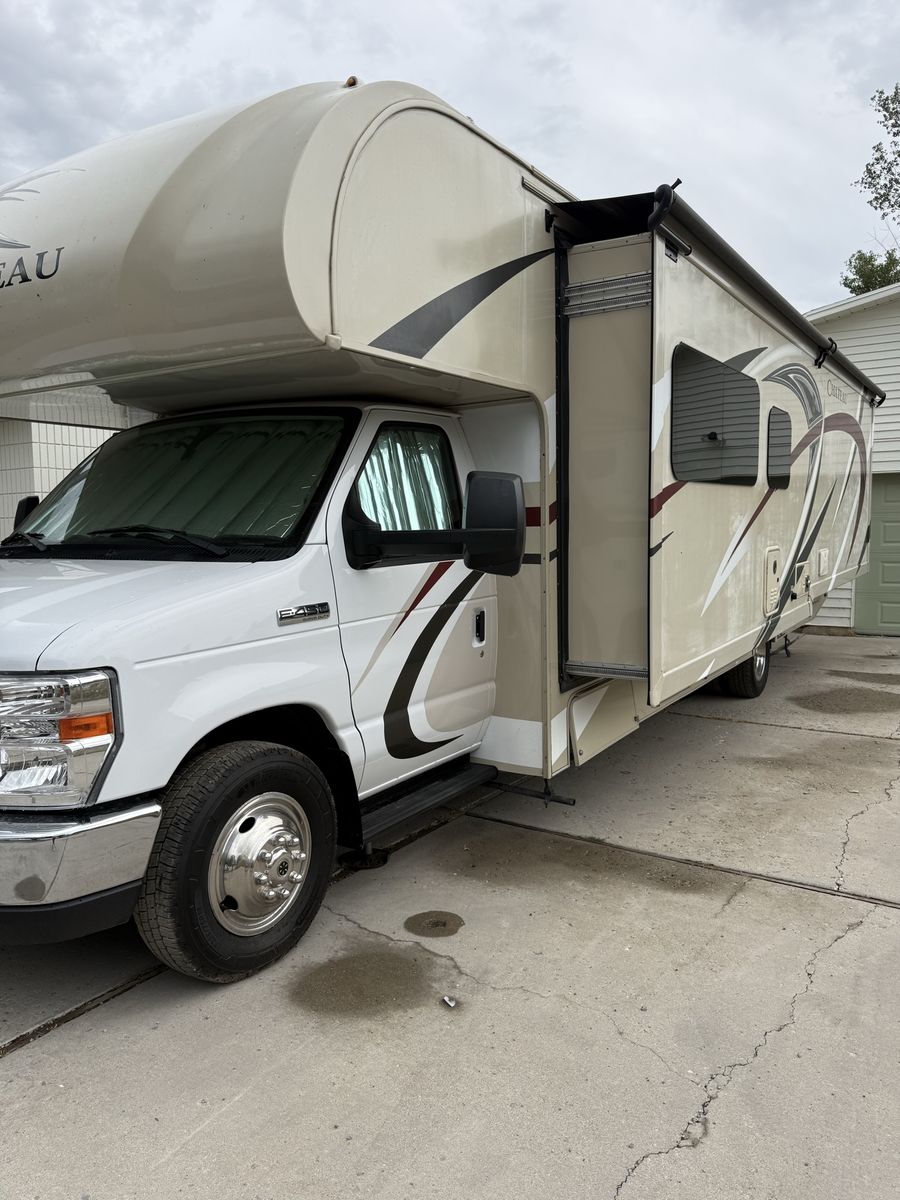 2018 Thor Chateau 31W Class C Motorhome - 17k Miles