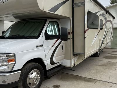 2018 Thor Chateau 31W Class C Motorhome - 17k Miles
