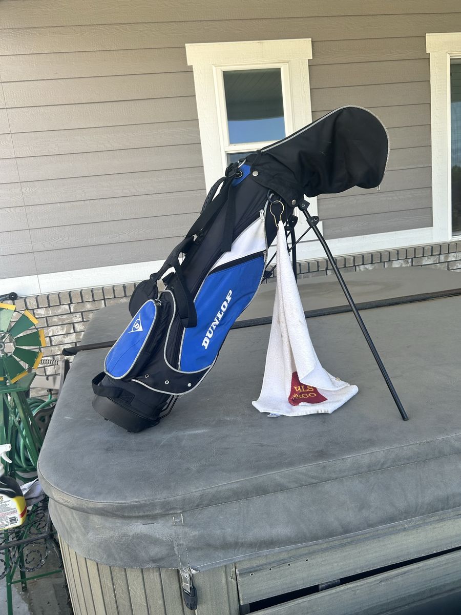 Dunlop youth, golf, clubs, and bag full set up