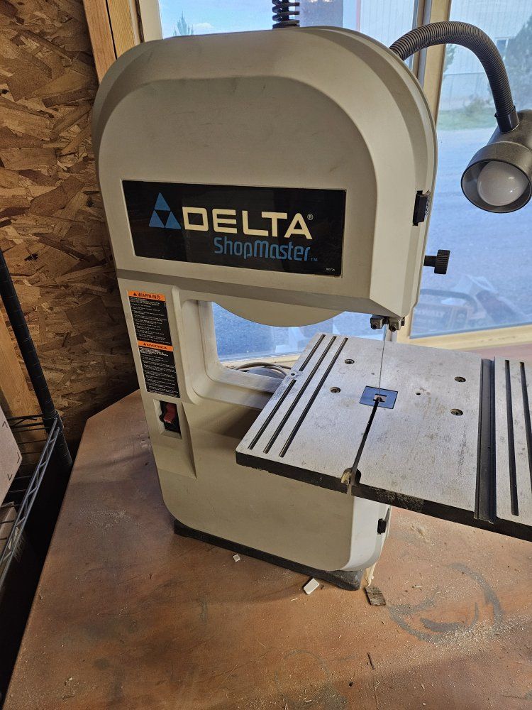 Delta shop master Wood bandsaw 120 volt. Small wood bandsaw.