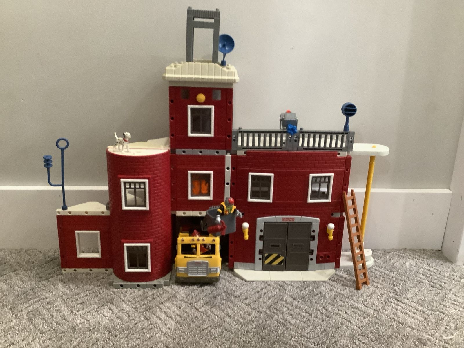 Fisher Price Imaginext rescue station (vintage)