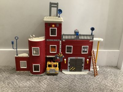 Fisher Price Imaginext rescue station (vintage)