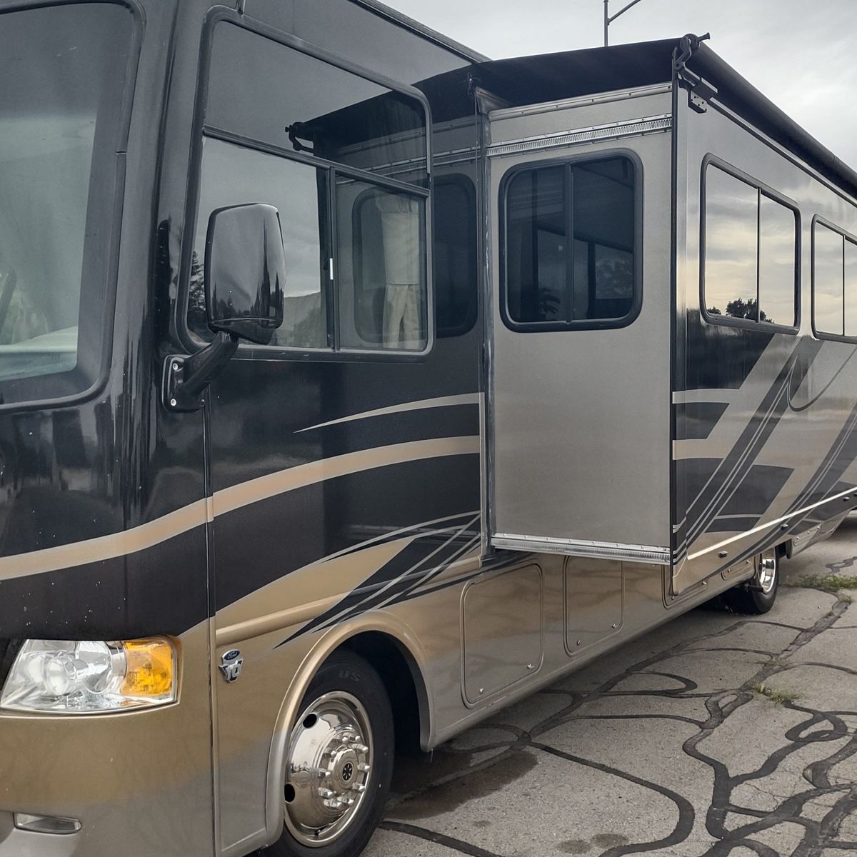 2013 Thor hurricane 34ft class A 2 big slide outs