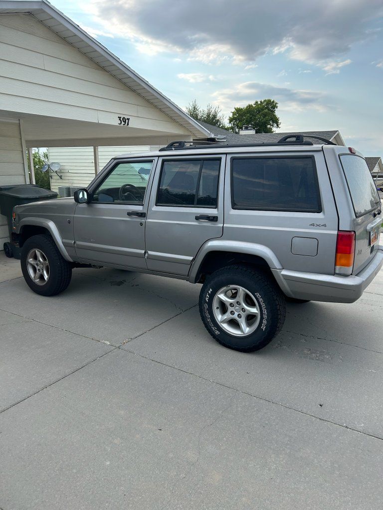 Jeep Cherokee Sport 4x4 SUV - Silver, with Roof Rack - Used