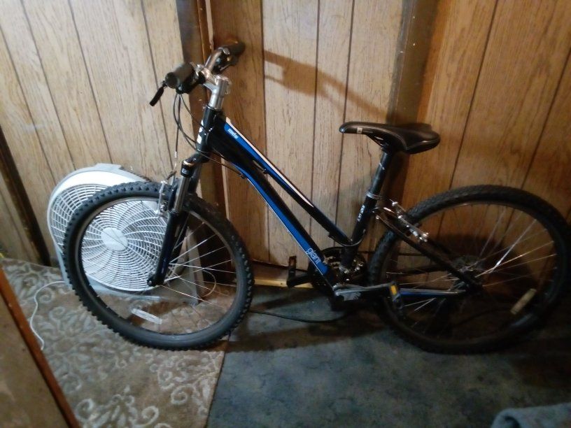 Giant revel Mt Bike 26-in 24 speed excellent condi