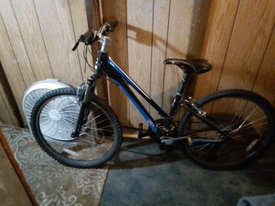 Giant revel Mt Bike 26-in 24 speed excellent condi