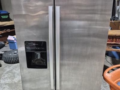 Amana side by side refrigerator freezer combo.