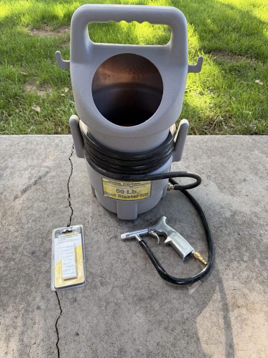 Central Pneumatic 50 Lb. Spot Blaster Kit with Nozzles