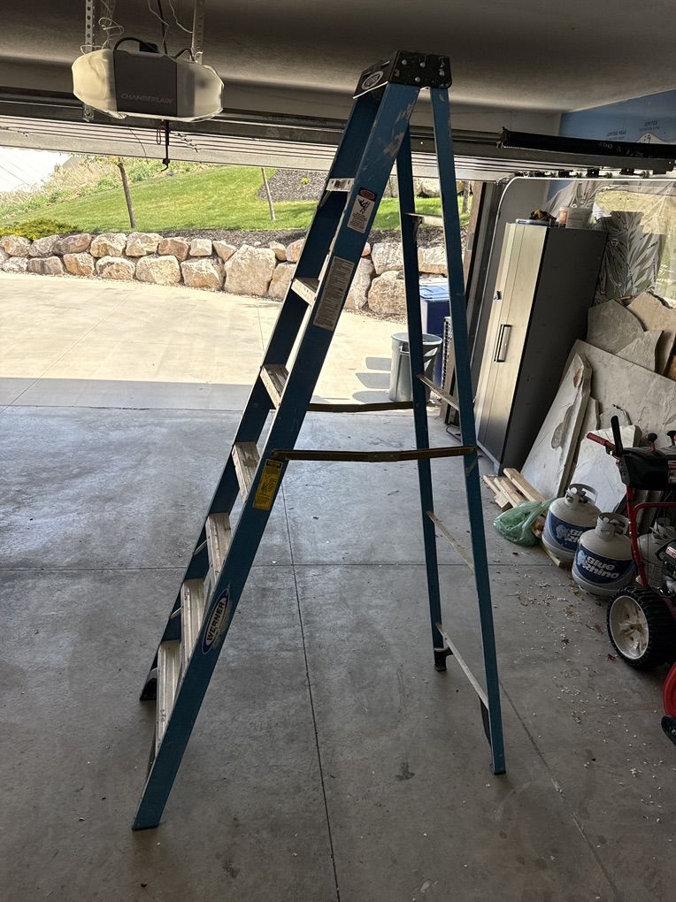 Werner 8 ft Fiberglass Step Ladder – 250 lb