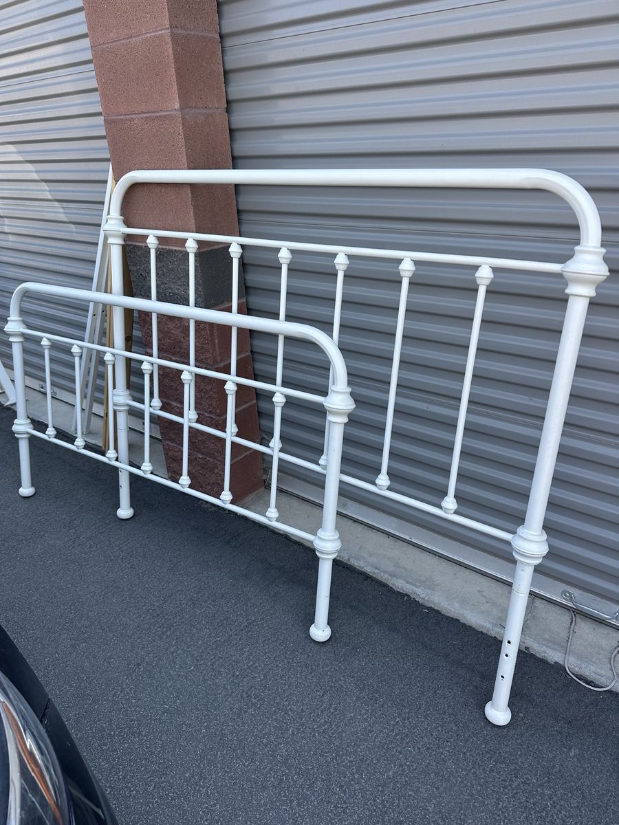 White Metal Spindle Queen Headboard & Footboard Set – Great Condition!