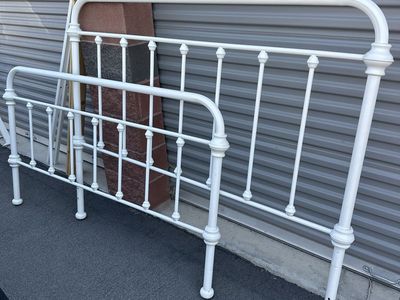 White Metal Spindle Queen Headboard & Footboard Set – Great Condition!