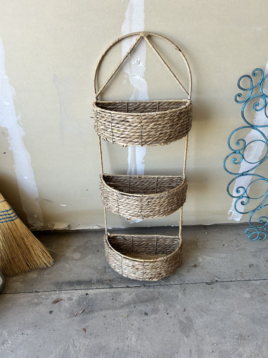 Outdoor decor 3 baskets