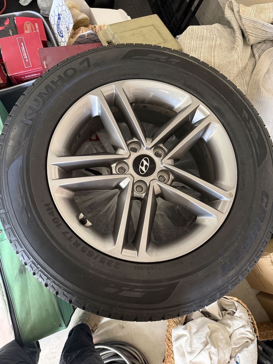 Hyundai Santa Fe Tires (4 Tires & Rims) Kumho 7 235/65R17