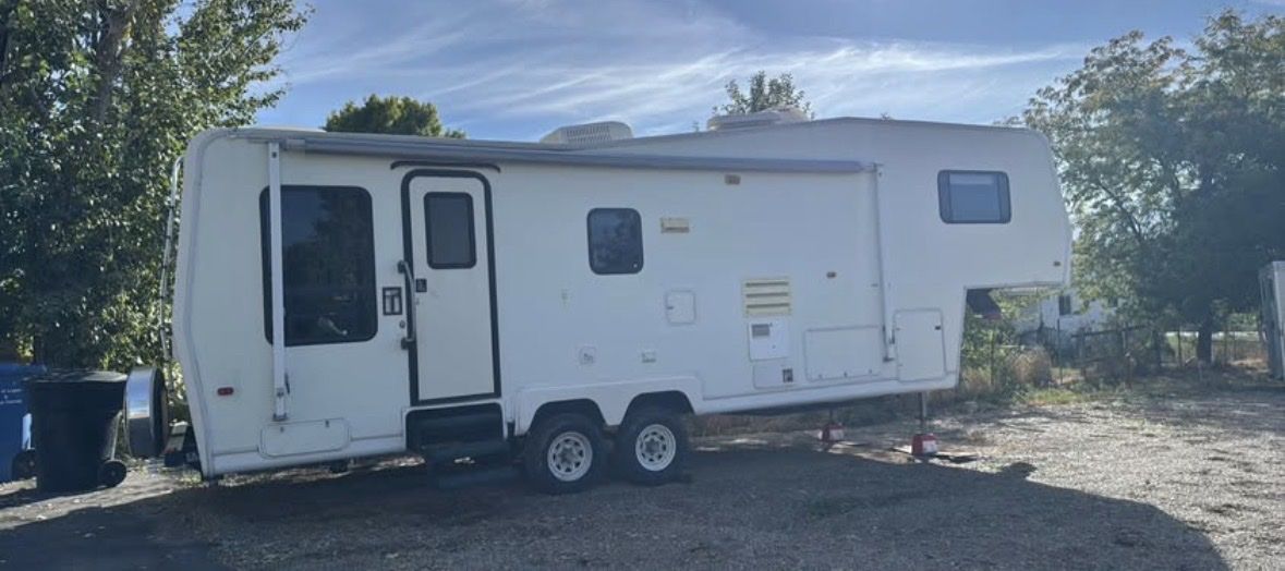 30’ Fifth Wheel w/ Slide, Generator & New Roof