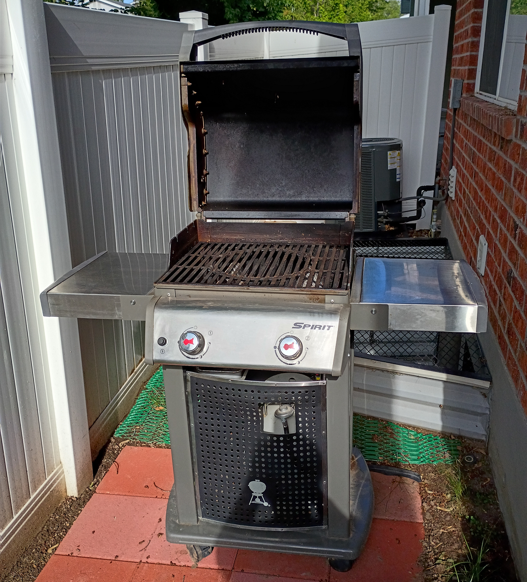 Weber Spirit E-210 2-Burner Propane Gas BBQ Grill