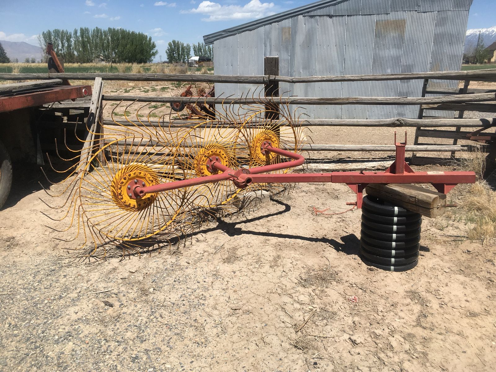 Three wheel hay rake