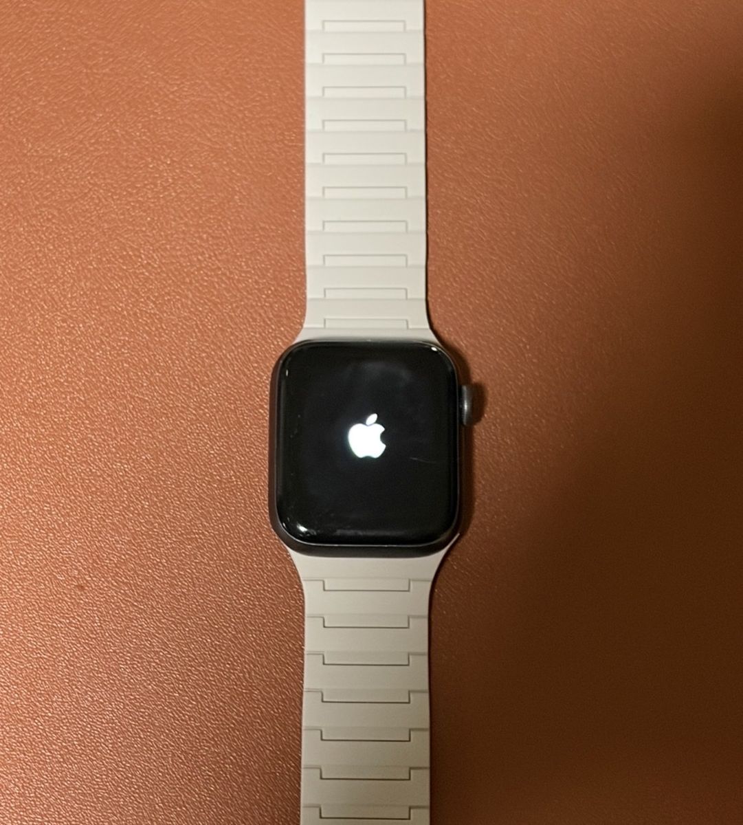 Apple Watch SE (1st Gen) 40mm Space Gray Aluminum GPS, Minor Screen Scratch