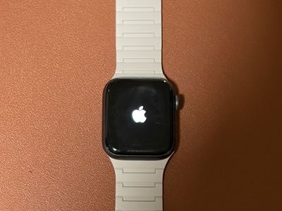 Apple Watch SE (1st Gen) 40mm Space Gray Aluminum GPS, Minor Screen Scratch