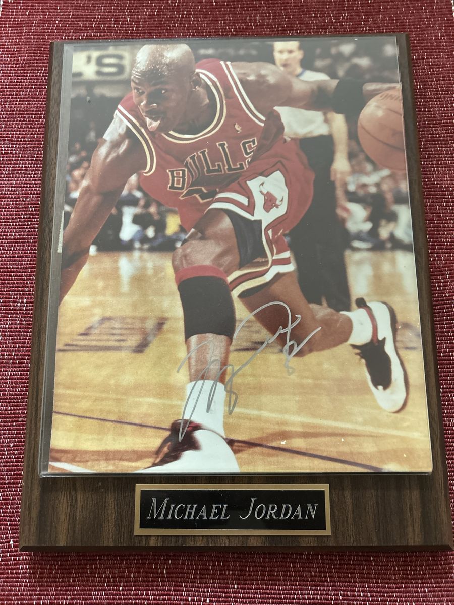 8x10 Autographed NBA 1995 Michael Jordan Chicago Bulls Wood Plaque Photo Display and comes with a COA.