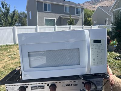 Kenmore White Countertop Microwave Oven with Quick Touch Presets