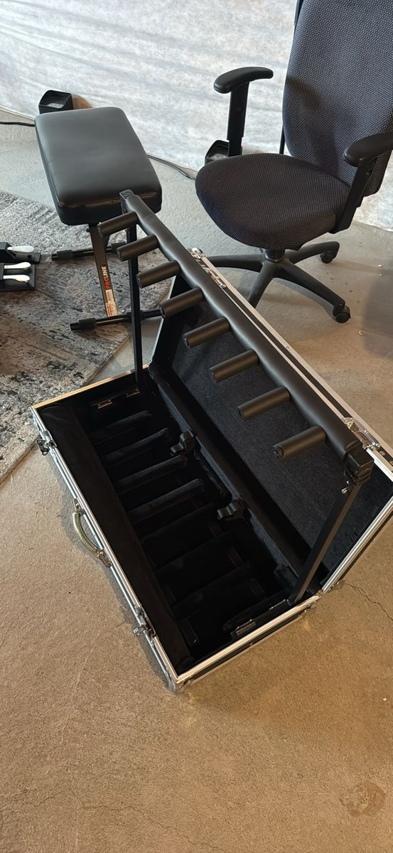 Road Runner 7-Guitar Stand Case with Locking Latches, Black Interior - Excellent Condition