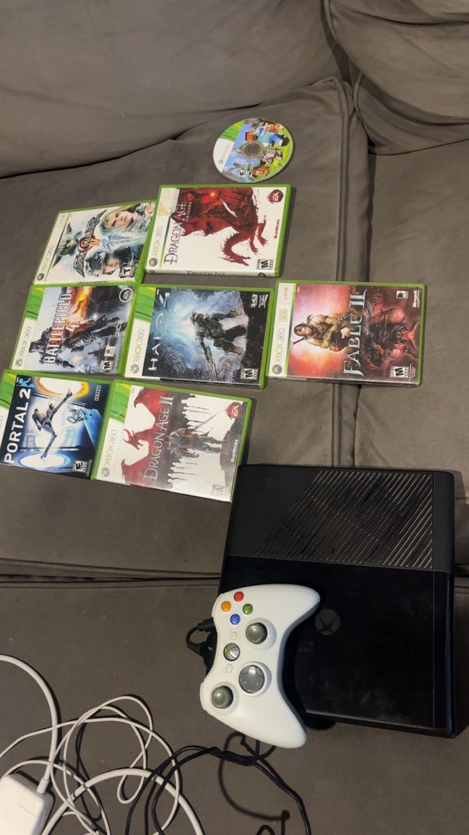 Xbox 360 Console with White Wireless Controller & 7 Games (Halo 4, Fable II, Portal 2)