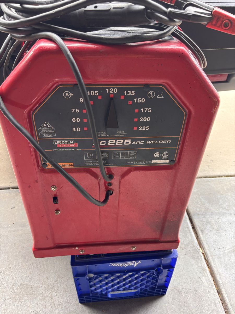 Nice Lincoln C225 Welder In Very Good Working Cond