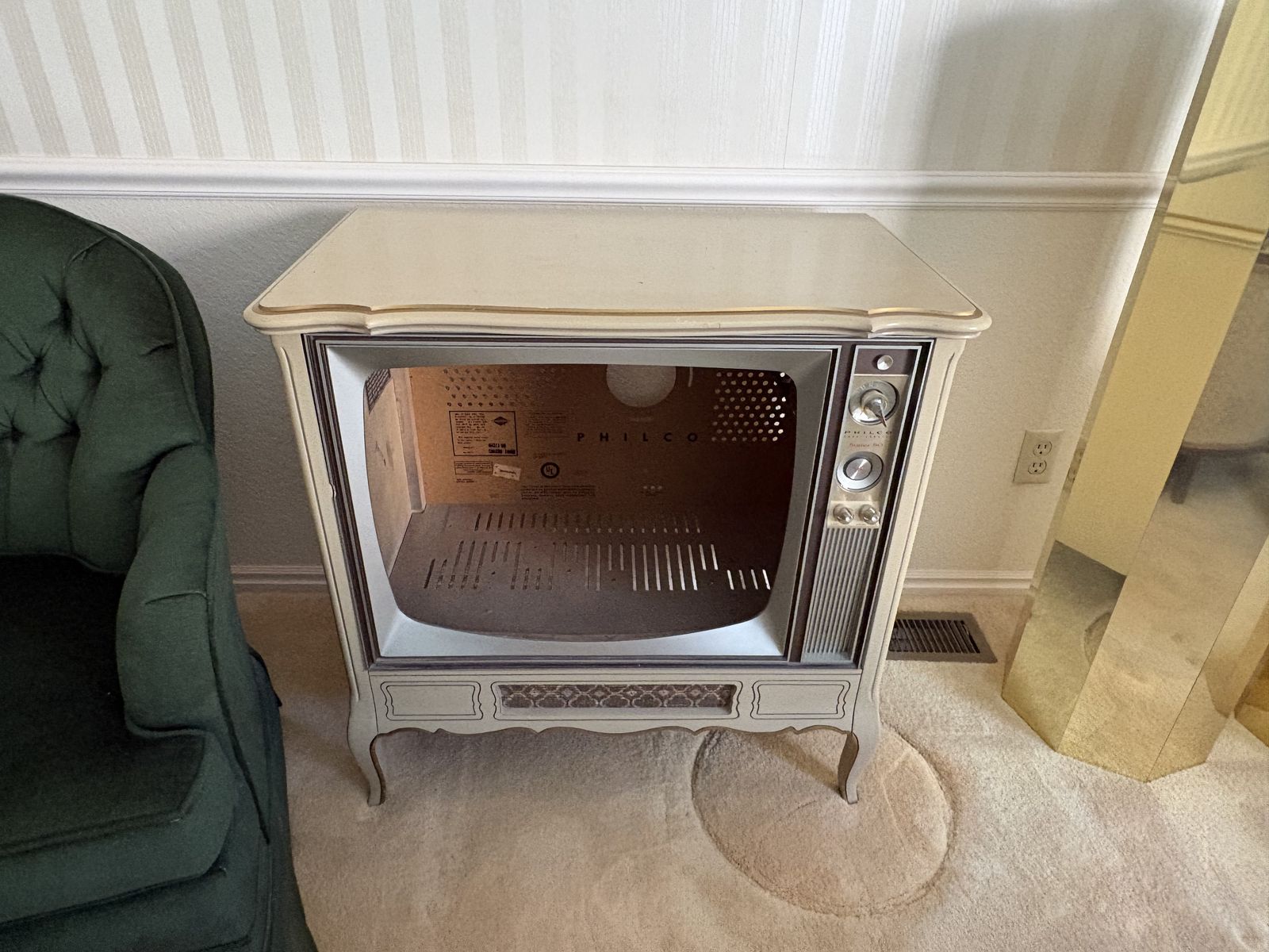 Vintage Philco TV Console Cabinet – Perfect for DIY Upcycle / Cat Bed / Bar $150 cash/venmo in Provo