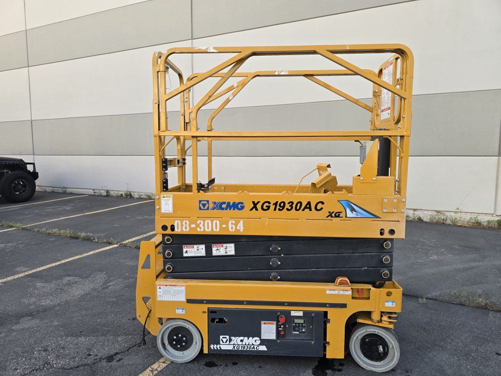 19’ Electric Scissor Lift – Only 10 Hours XCMG Electric Scissor Lift