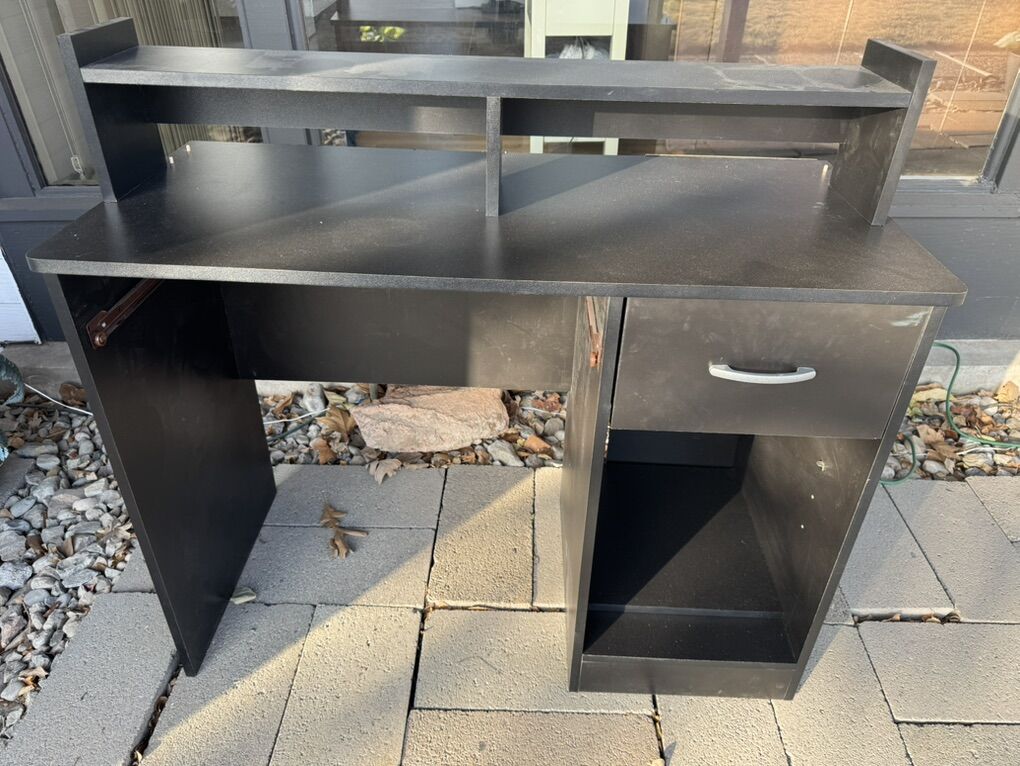 Small Desk In Good Condition