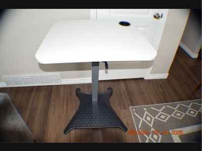 NEW Safco Brio Standing Desk w/ Cup Holder – 60% OFF Retail | White 1964WH