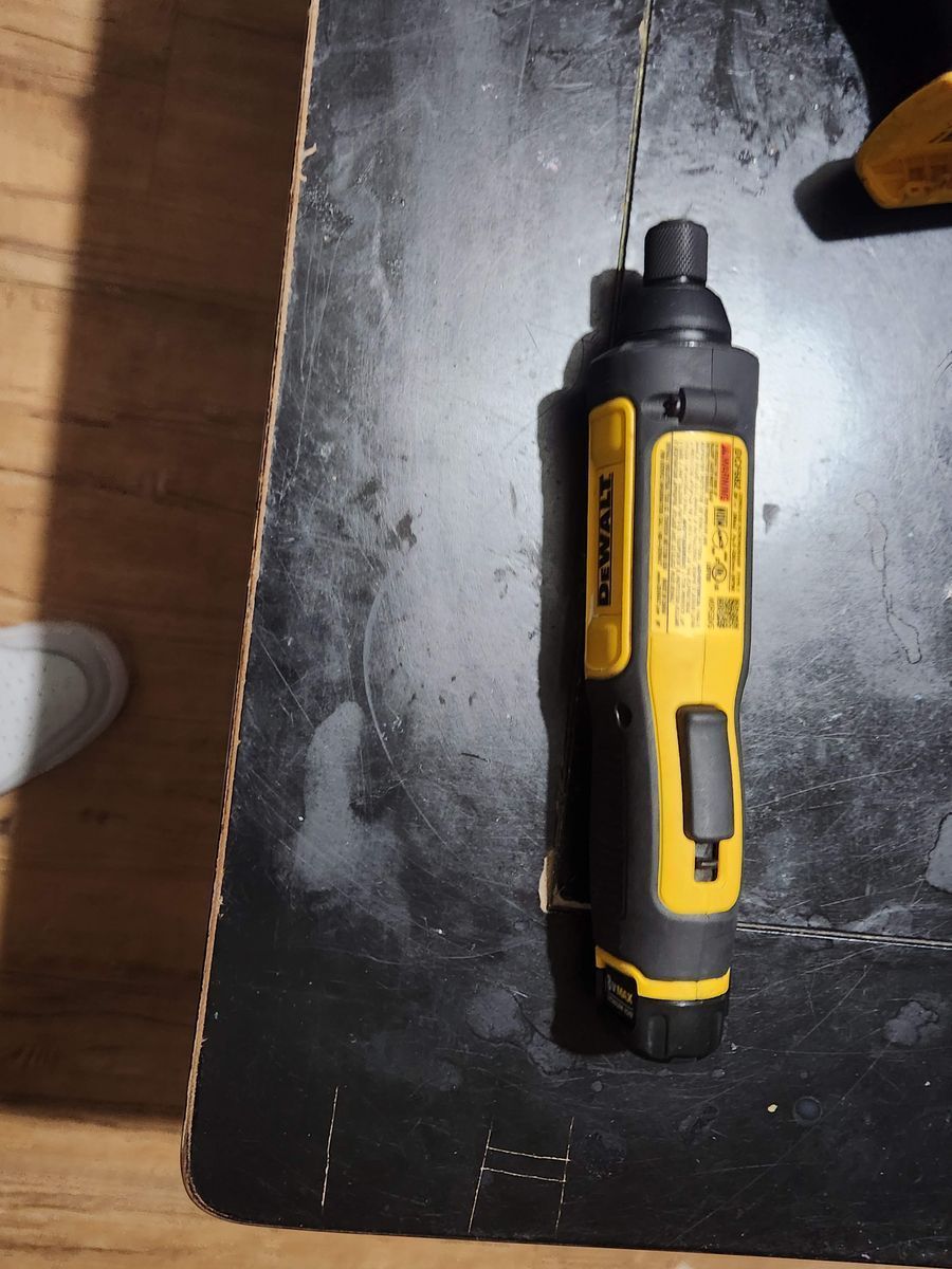 DEWAULT SCREWDRIVER 
