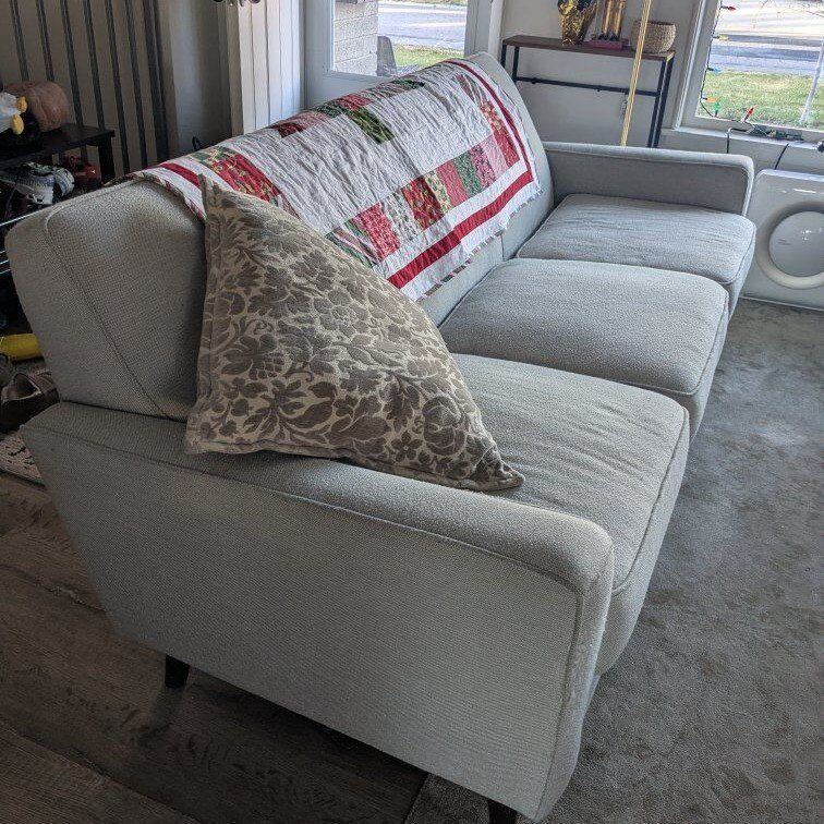 Comfortable, Stylish Couch in Excellent Condtion