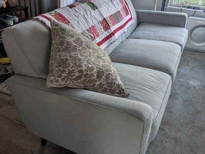 Comfortable, Stylish Couch in Excellent Condtion