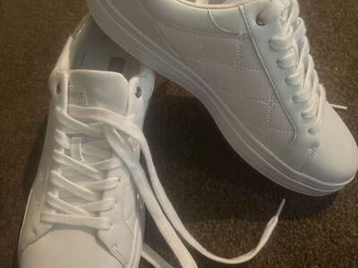 WOmen NiNe WeSt White Sneakers Size 11