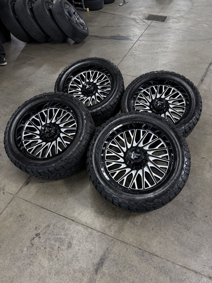 BRAND NEW 22x10 Fittipaldi FA08/ 33x12.50r22 8x180