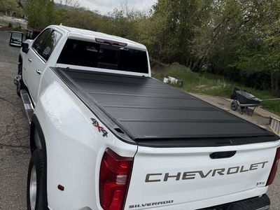 New RealTruck Advantage Tonneau Cover GM 8’ bed.