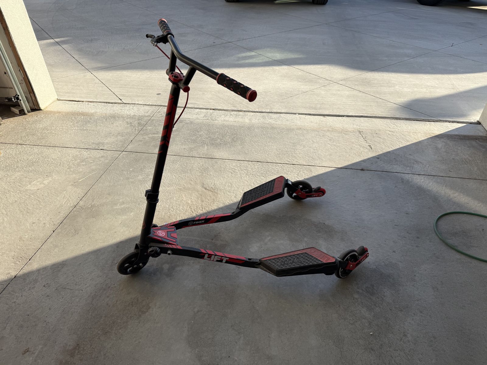 Yvolution Y Fliker Lift 3 wheel swing scooter