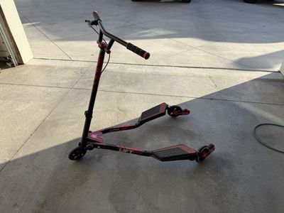 Yvolution Y Fliker Lift 3 wheel swing scooter
