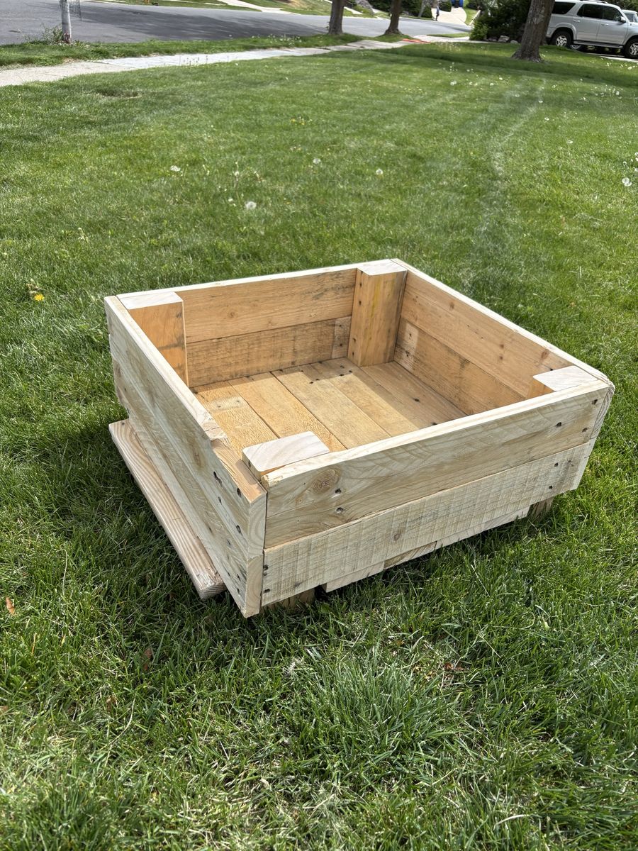 Homemade Recycled Wood Pallet Planter Box