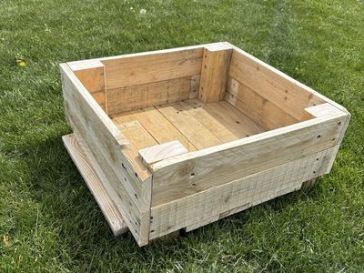 Homemade Recycled Wood Pallet Planter Box