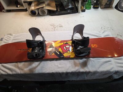 Division 23 125cm Youth Snowboard 2Short W/Binding