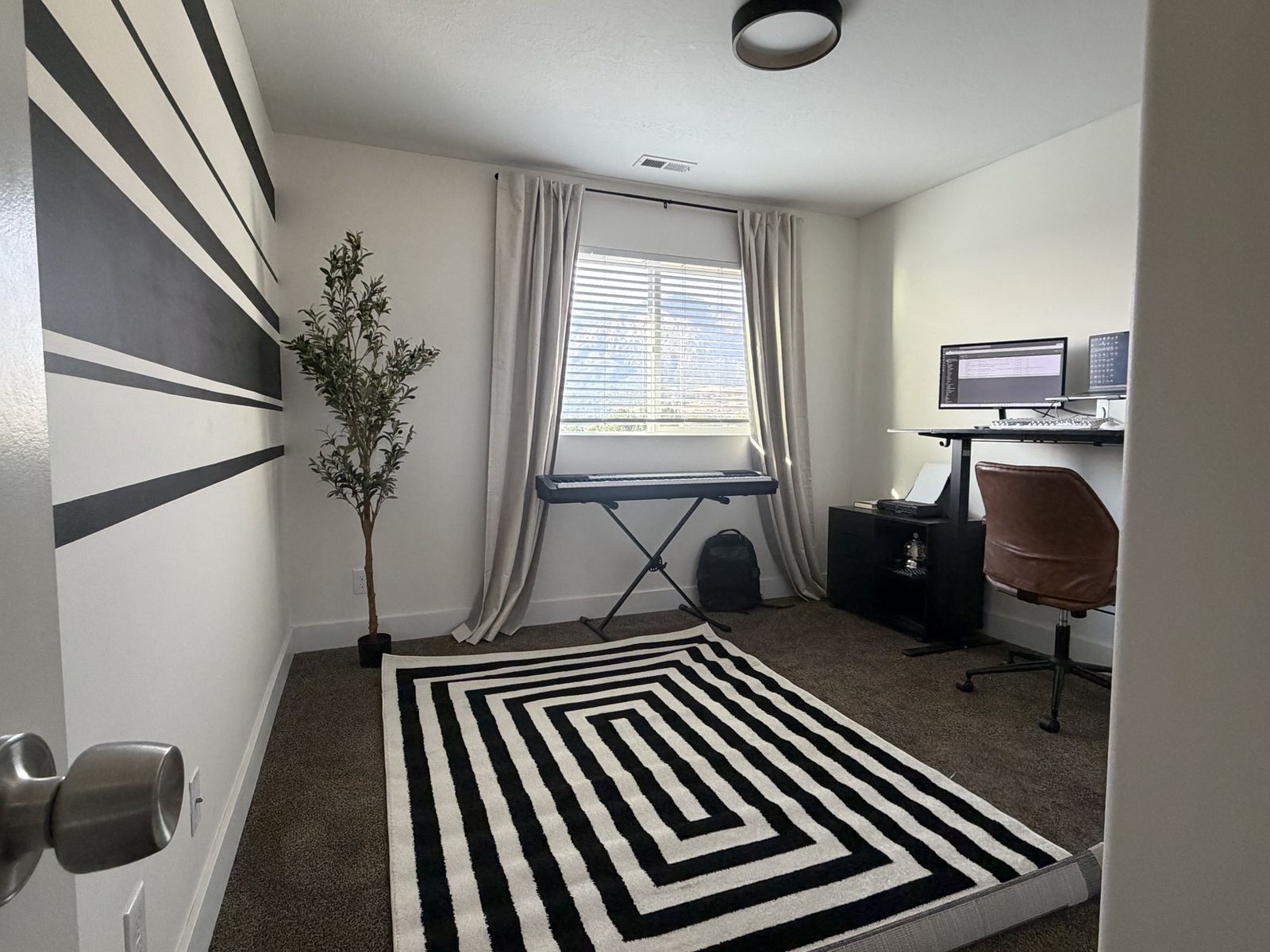 5’ x 7’ modern rug / cream / black