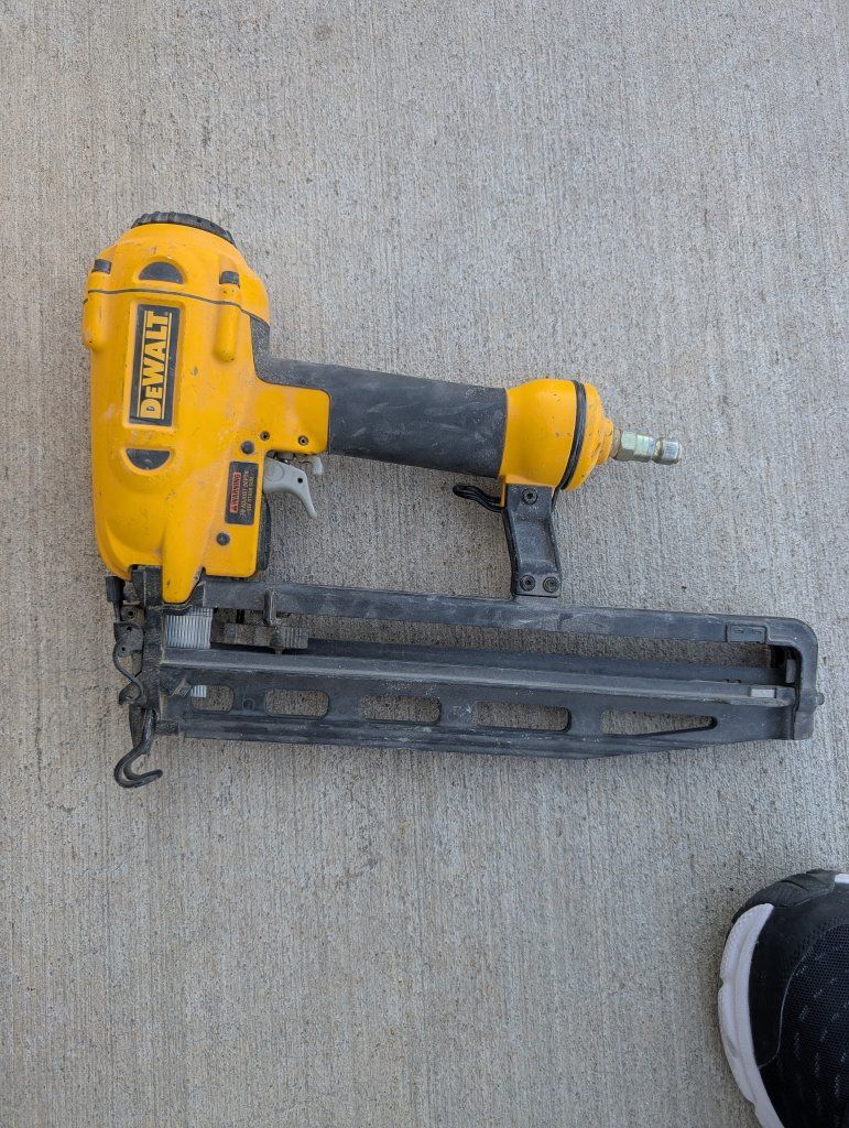 DEWALT D51256 16 Gauge 2-1/2" Finish Nailer Air-Powered Nail Gun Tool